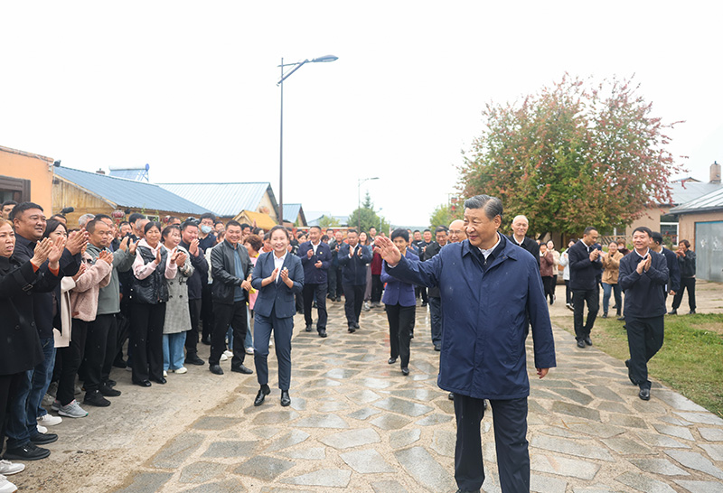 9月6日至8日，，，，，，中共中央总书记、国家主席、中央军委主席习近平在黑龙江考察。。。。。。这是6日下昼，，，，，，习近平在大兴安岭地区漠河市北极村考察时，，，，，，向外地群众挥手致意。。。。。。